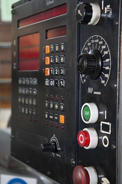 Una máquina CNC combina mecánica, electrónica y software para convertir diseños digitales en productos precisos. Con la evolución de la tecnología y los materiales más fuertes, los CNC impulsan la innovación en todas las industrias y revelan un potencial